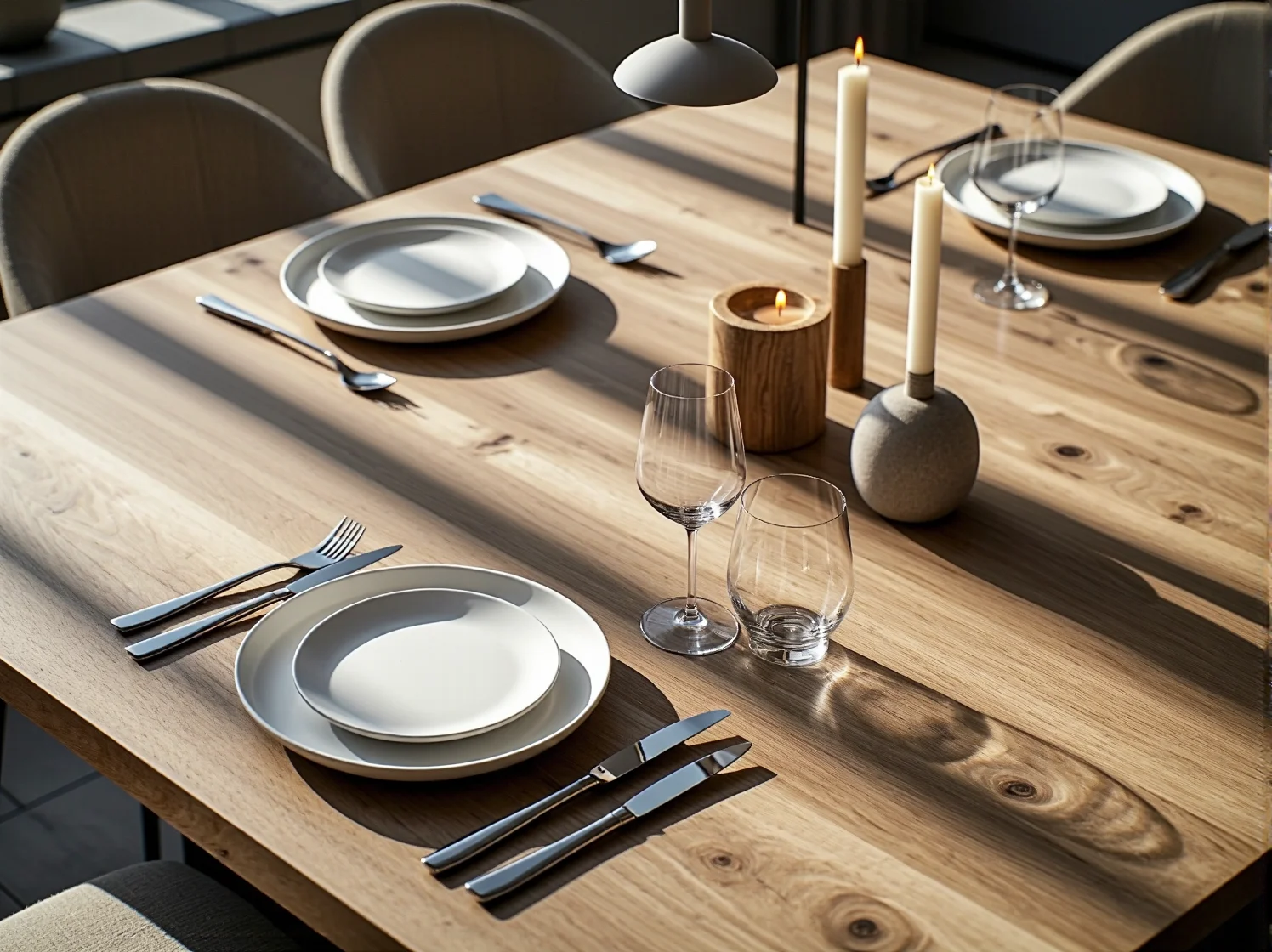 Czarne lampy wiszące w stylu industrialnym do nowoczesnej jadalni, loftowy klimat.