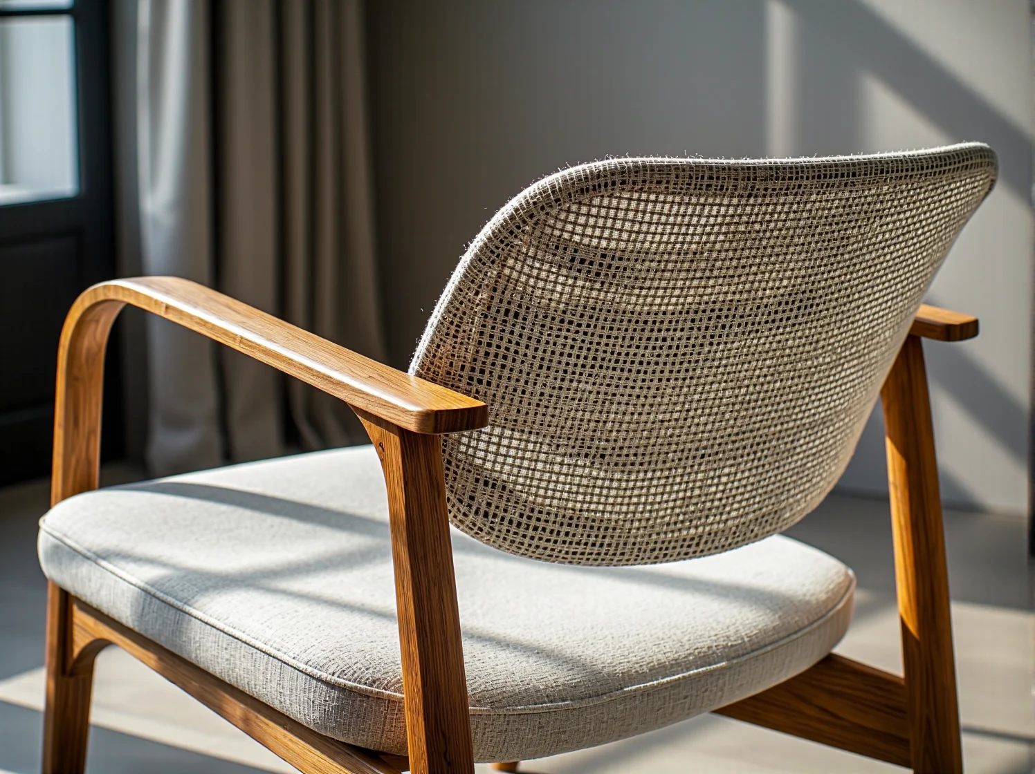 Zbliżenie na krzesło wykonane z recyklingu i naturalnych materiałów do biura coworkingowego.