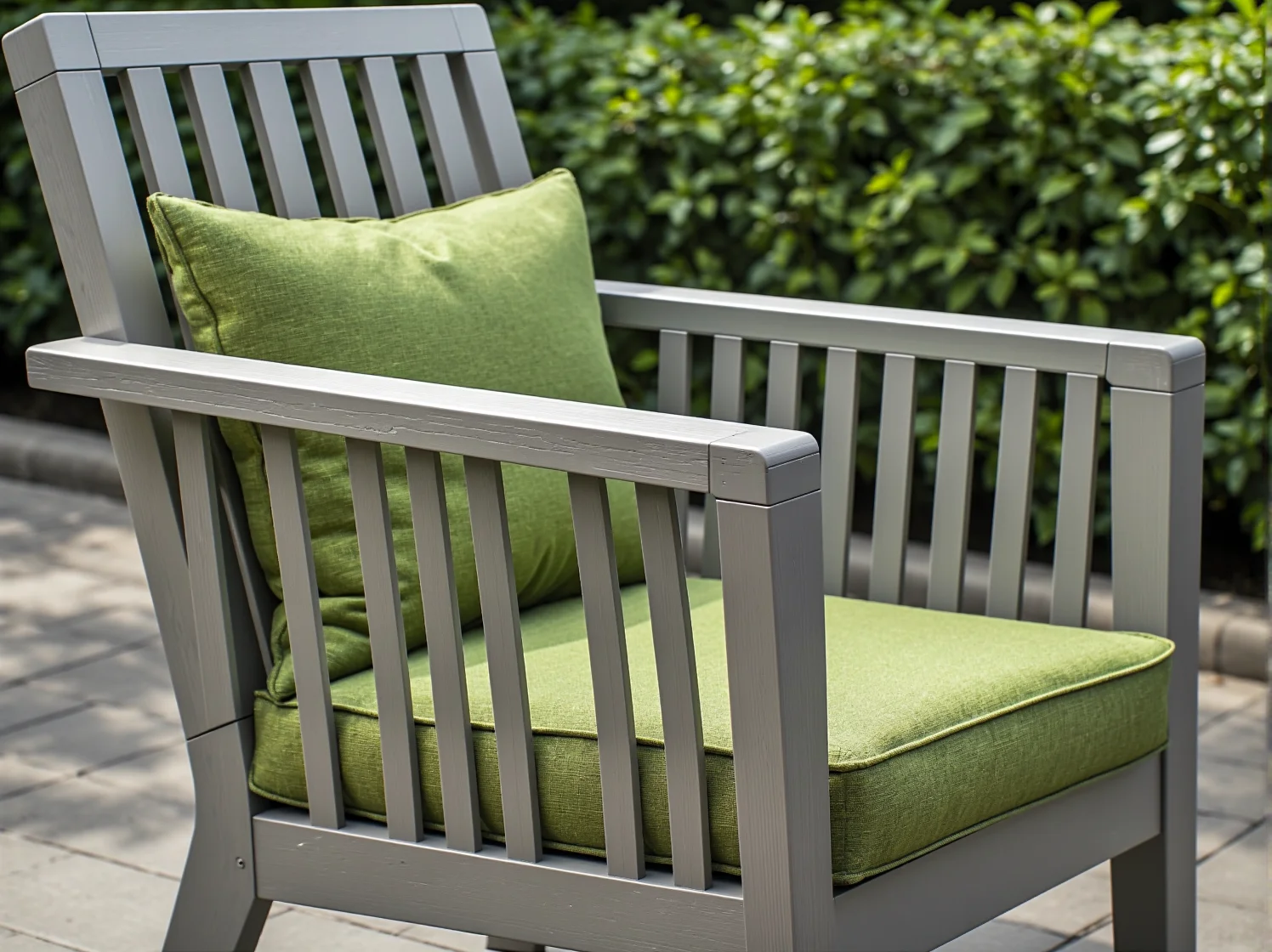 Meble ogrodowe z recyklingu wykonane z ekologicznych materiałów odpornych na warunki pogodowe.