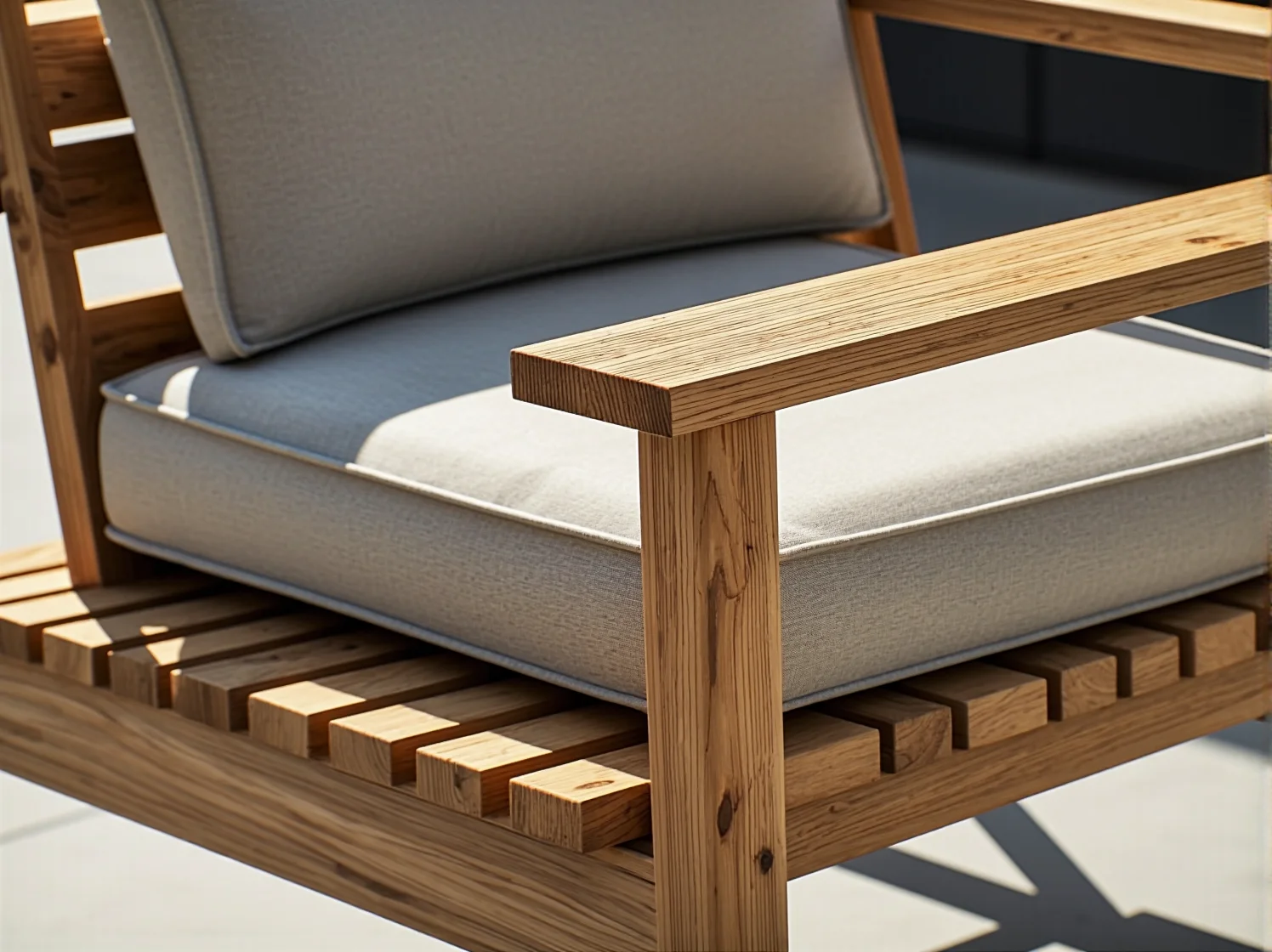 Ciepłe oświetlenie zewnętrzne podkreślające naturalną strukturę drewna na elewacji domu.