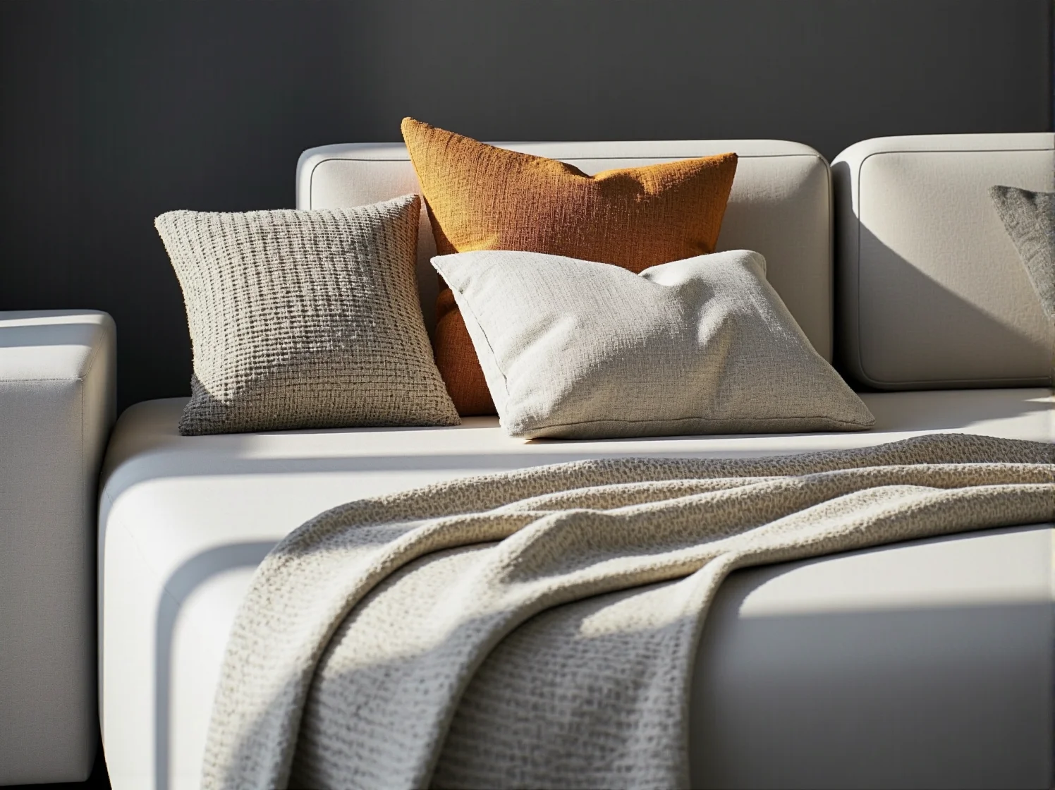 Nowoczesna mała kuchnia z otwartymi półkami i funkcjonalnymi modułami.