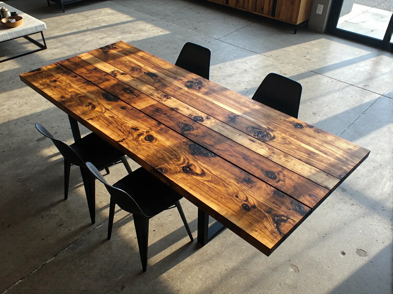 Detal odnowionego stołu w stylu loftowym. Piękna faktura drewna i metalowe nogi po renowacji.