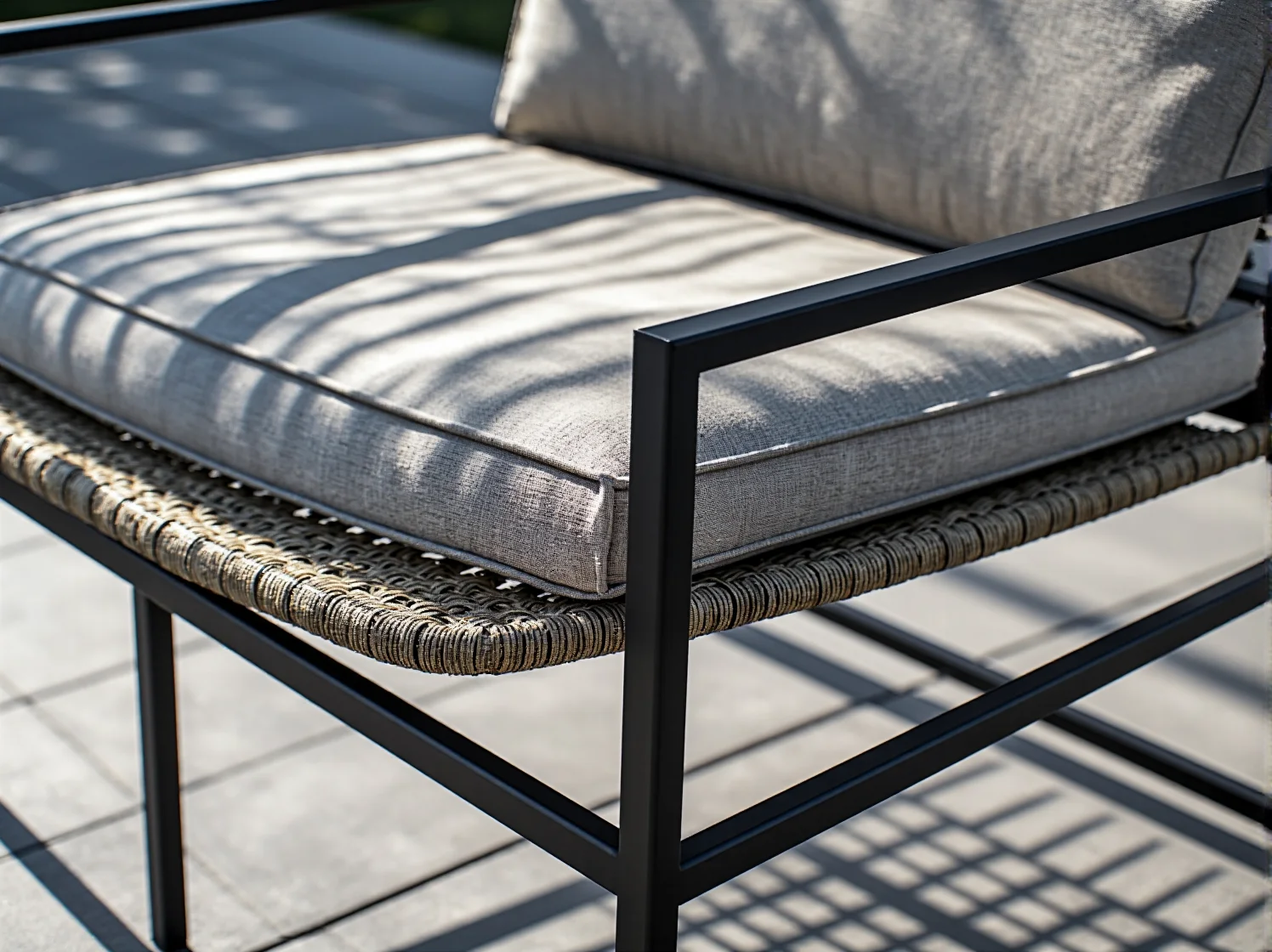 Biały zestaw wypoczynkowy na taras w stylu minimalistycznym.